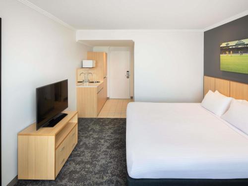 Habitación estándar con cama King del hotel Mercure Sydney Bankstown. Foto 3