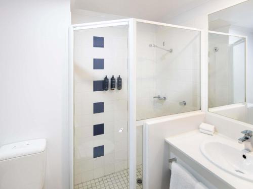Habitación estándar con cama King del hotel Mercure Sydney Bankstown. Foto 5