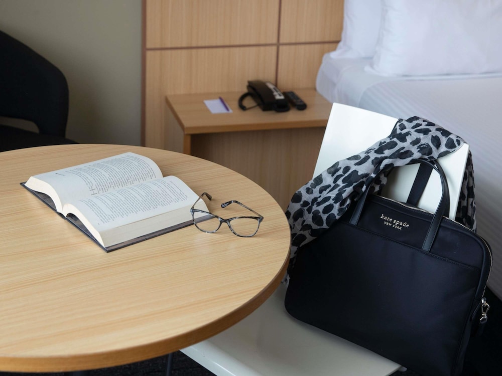 Habitación estándar con dos camas individuales del hotel Mercure Sydney Bankstown. Foto 1