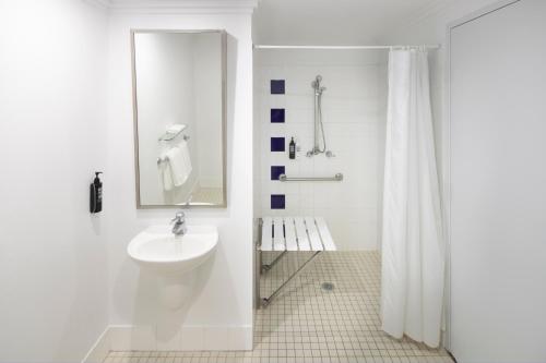 Habitación Estándar Accesible con Dos Camas Individuales del hotel Mercure Sydney Bankstown. Foto 7