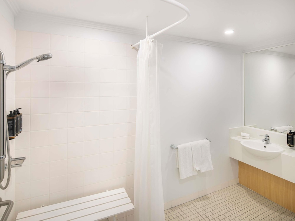 Habitación Superior Accesible con 1 Cama Queen del hotel Mercure Sydney Bankstown. Foto 2