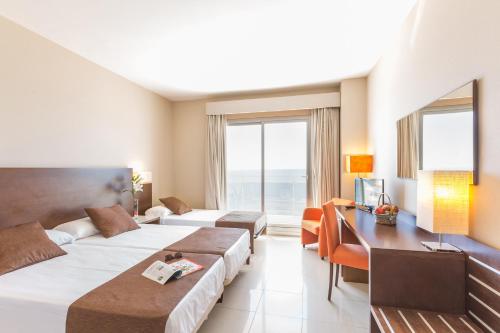 Habitación Doble con cama supletoria y vistas al mar del hotel Bahía Calpe by Pierre and Vacances. Foto 1