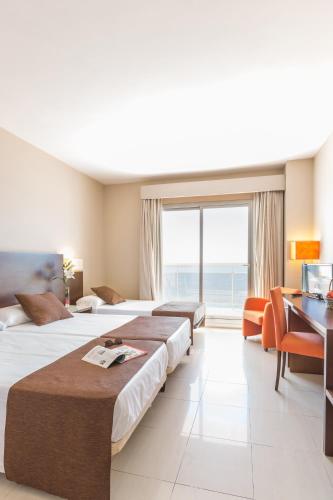 Habitación Doble con cama supletoria y vistas al mar del hotel Bahía Calpe by Pierre and Vacances. Foto 2