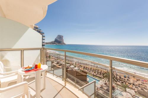 Habitación Doble con cama supletoria y vistas al mar del hotel Bahía Calpe by Pierre and Vacances. Foto 4