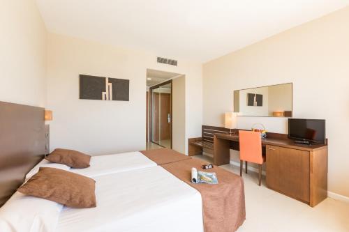Habitación Doble con cama supletoria del hotel Bahía Calpe by Pierre and Vacances