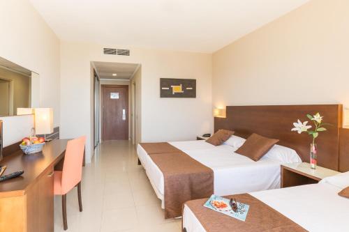 Habitación Doble con cama supletoria del hotel Bahía Calpe by Pierre and Vacances. Foto 1