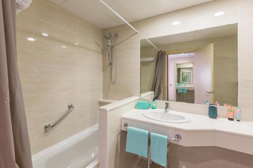 Habitación Doble con cama supletoria del hotel Bahía Calpe by Pierre and Vacances. Foto 3