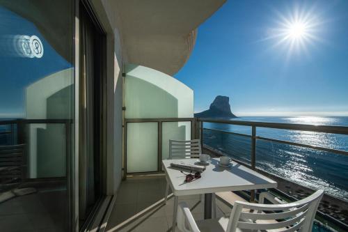 Habitación Cuádruple con terraza amplia y vistas al mar del hotel Bahía Calpe by Pierre and Vacances