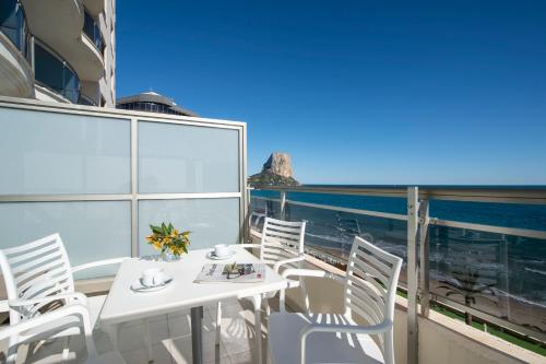 Habitación Cuádruple con terraza amplia y vistas al mar del hotel Bahía Calpe by Pierre and Vacances. Foto 4