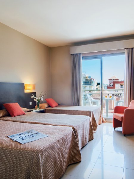 Habitación triple del hotel Bahía Calpe by Pierre and Vacances. Foto 1