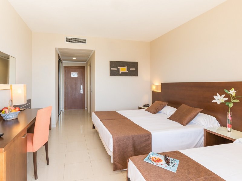 Habitación triple Vista Mar del hotel Bahía Calpe by Pierre and Vacances. Foto 1