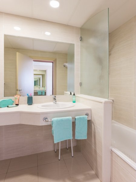 Habitación triple Vista Mar del hotel Bahía Calpe by Pierre and Vacances. Foto 3