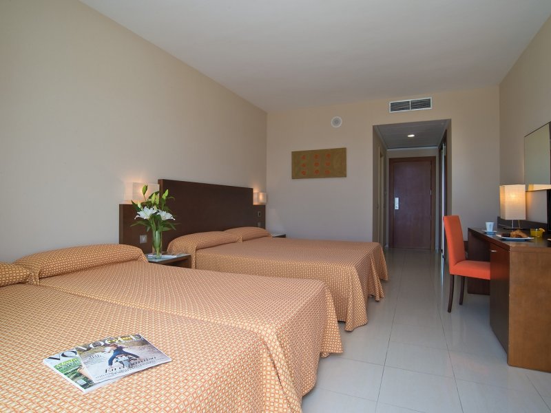 Habitación cuádruple Vista Mar del hotel Bahía Calpe by Pierre and Vacances. Foto 1