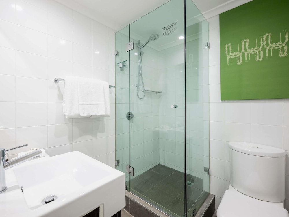 Habitación Superior con 1 Cama King y balcón del hotel Mercure Sydney St Leonards. Foto 1