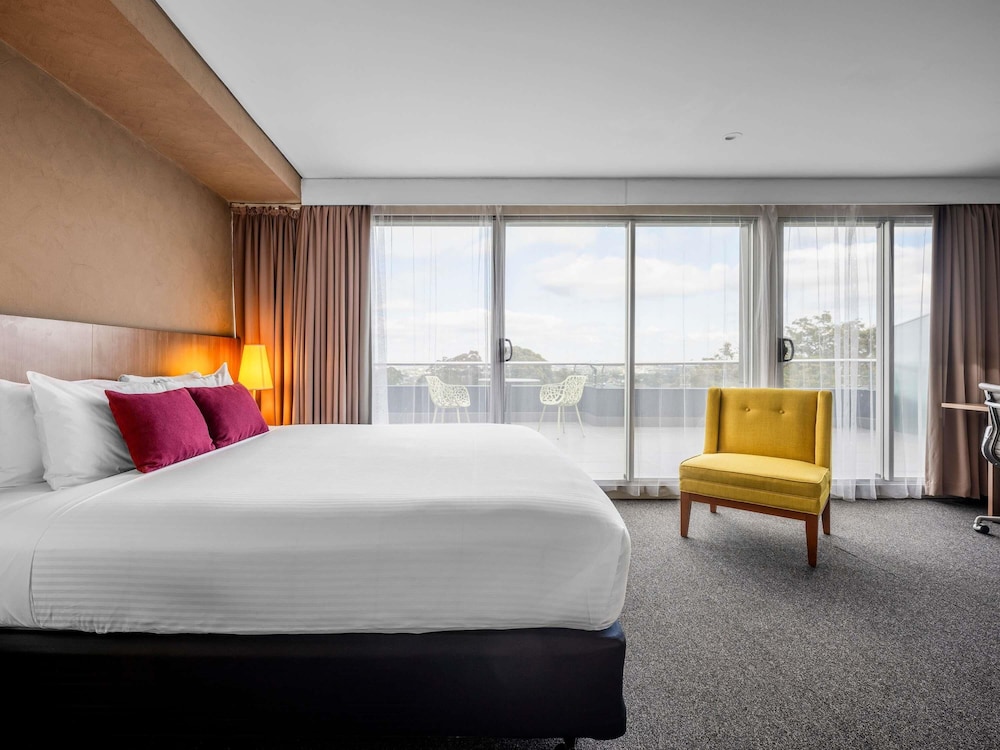 Suite Junior Privilege con cama king, bañera de hidromasaje y balcón del hotel Mercure Sydney St Leonards. Foto 4