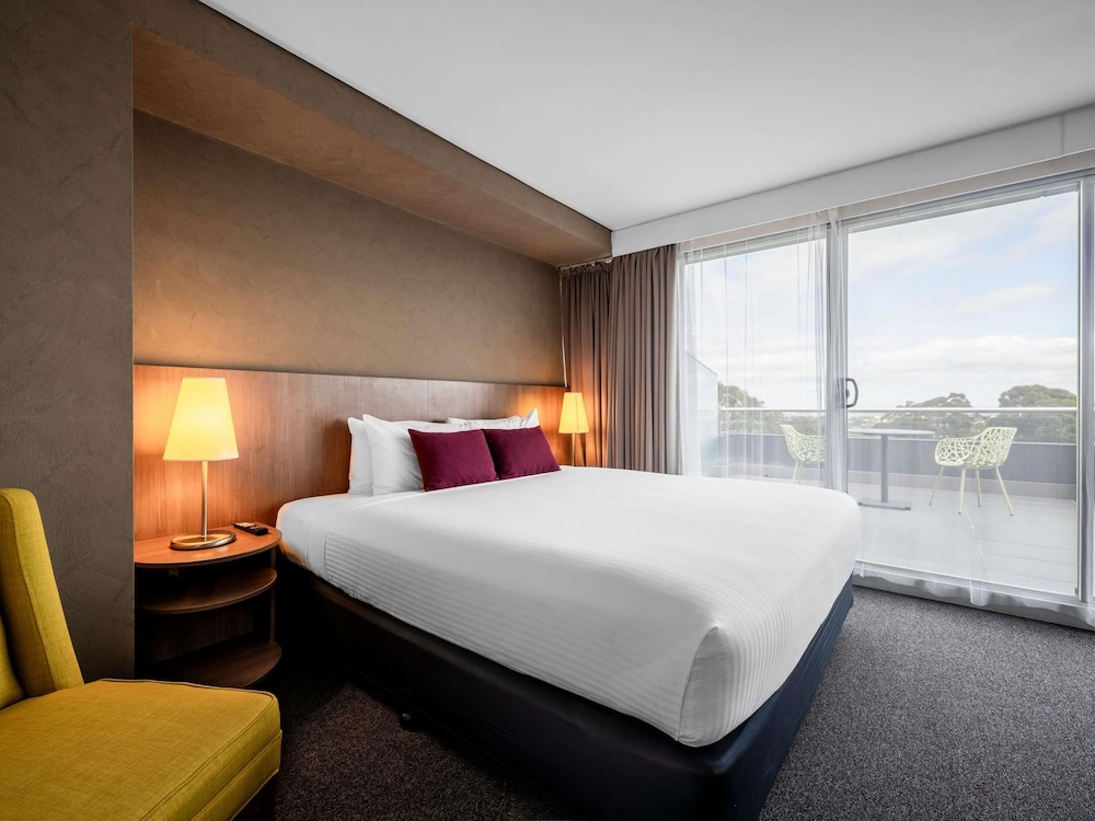 Suite Junior Privilege con cama king, bañera de hidromasaje y balcón del hotel Mercure Sydney St Leonards. Foto 6
