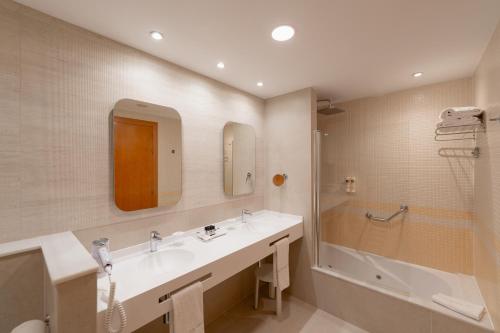 Habitación Doble Premium con terraza del hotel RH Ifach. Foto 4
