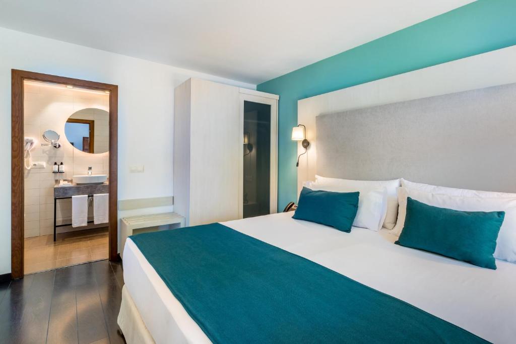 Habitación doble Superior del hotel Occidental Pueblo Acantilado. Foto 1