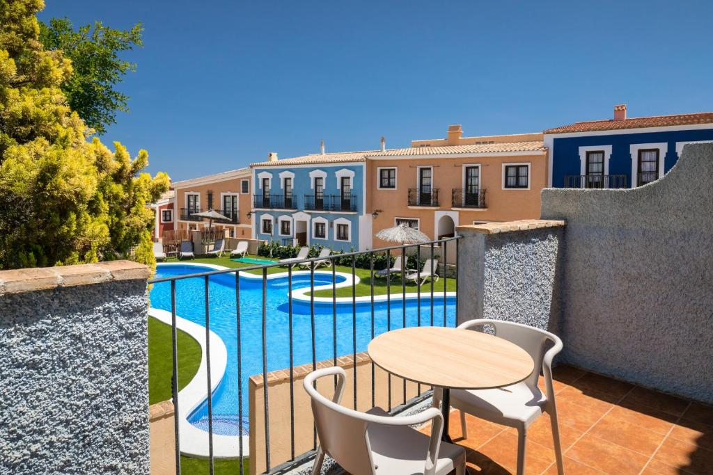 Habitación doble Vista Piscina Superior del hotel Occidental Pueblo Acantilado. Foto 2