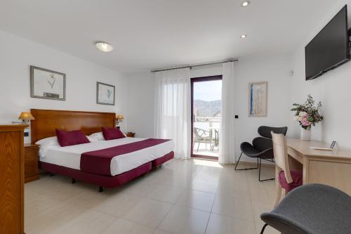 Habitación Doble Estándar con vistas al jardín - 1 o 2 camas del hotel Daniya Denia. Foto 2