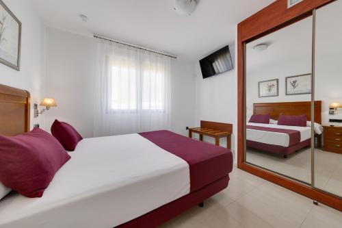 Habitación Familiar con vistas al mar del hotel Daniya Denia. Foto 3