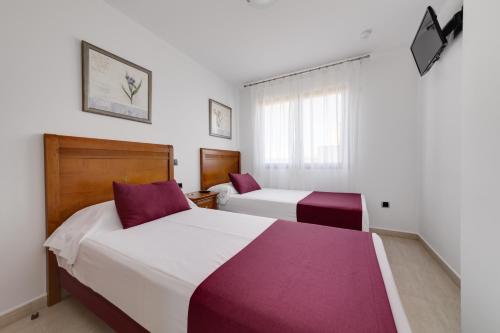 Habitación Familiar con vistas al mar del hotel Daniya Denia. Foto 5