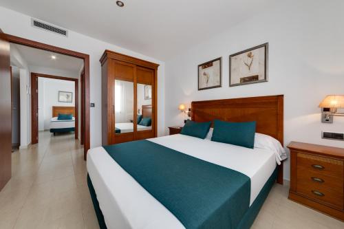 Habitación Familiar con vistas al jardín del hotel Daniya Denia. Foto 3