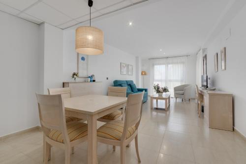 Habitación Familiar con vistas al jardín del hotel Daniya Denia. Foto 4