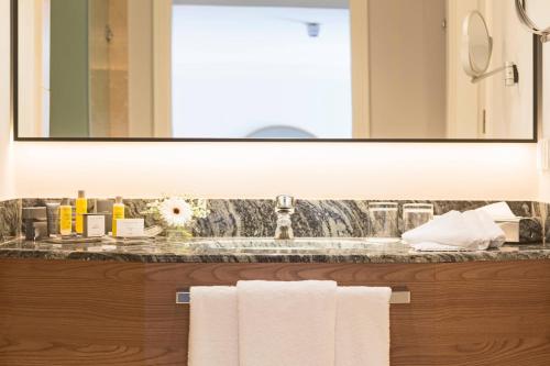 Habitación Doble Estándar con vistas al exterior del hotel Denia la Sella Golf Resort and Spa. Foto 5