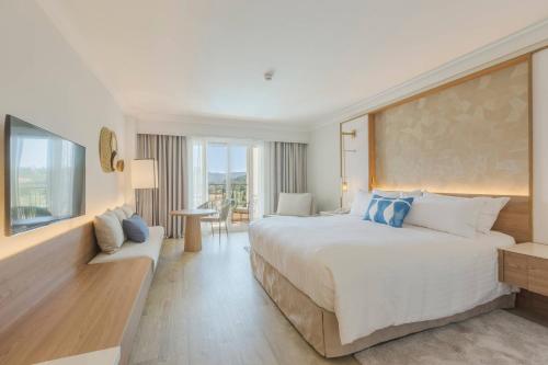 Alojamiento Doble Superior con vistas al complejo del hotel Denia la Sella Golf Resort and Spa