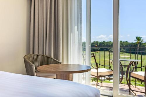 Alojamiento Doble Superior con vistas al complejo del hotel Denia la Sella Golf Resort and Spa. Foto 1