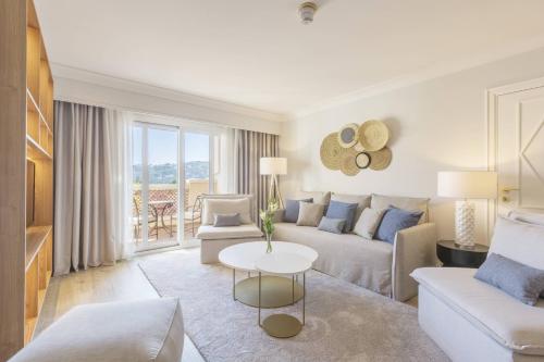 Suite Estándar con cama extragrande, sofá cama, balcón y vistas al interior del hotel Denia la Sella Golf Resort and Spa. Foto 1