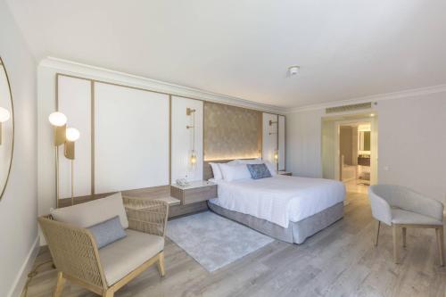 Suite Estándar con cama extragrande, sofá cama, balcón y vistas al interior del hotel Denia la Sella Golf Resort and Spa. Foto 2
