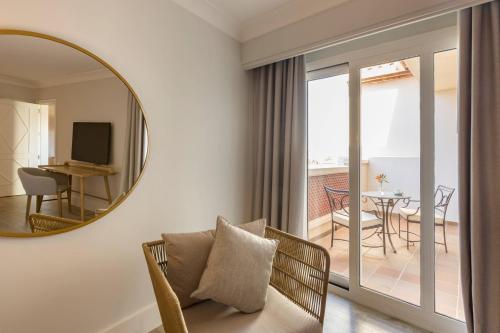 Suite Estándar con cama extragrande, sofá cama, balcón y vistas al interior del hotel Denia la Sella Golf Resort and Spa. Foto 3