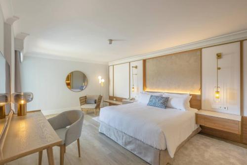 Suite con cama extragrande, sofá cama, balcón y vistas al complejo del hotel Denia la Sella Golf Resort and Spa. Foto 1