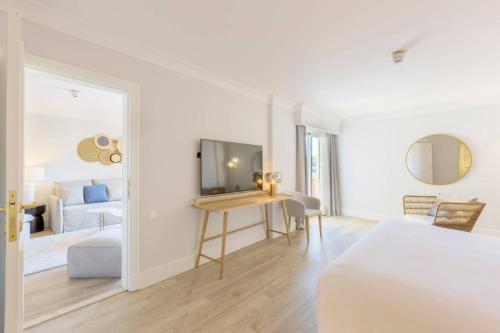 Suite con cama extragrande, sofá cama, balcón y vistas al complejo del hotel Denia la Sella Golf Resort and Spa. Foto 2