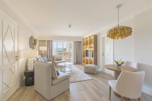 Suite con cama extragrande, sofá cama, balcón y vistas al complejo del hotel Denia la Sella Golf Resort and Spa. Foto 5