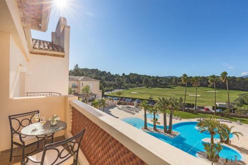 Suite con cama extragrande, sofá cama, balcón y vistas al complejo del hotel Denia la Sella Golf Resort and Spa. Foto 6