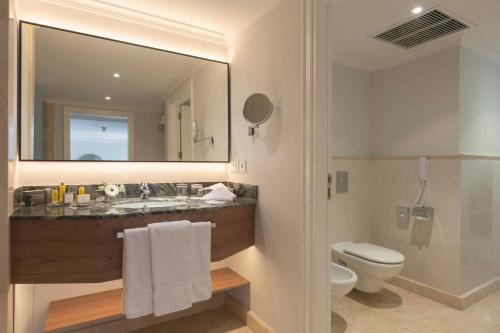 Suite con cama extragrande, sofá cama, balcón y vistas al complejo del hotel Denia la Sella Golf Resort and Spa. Foto 8