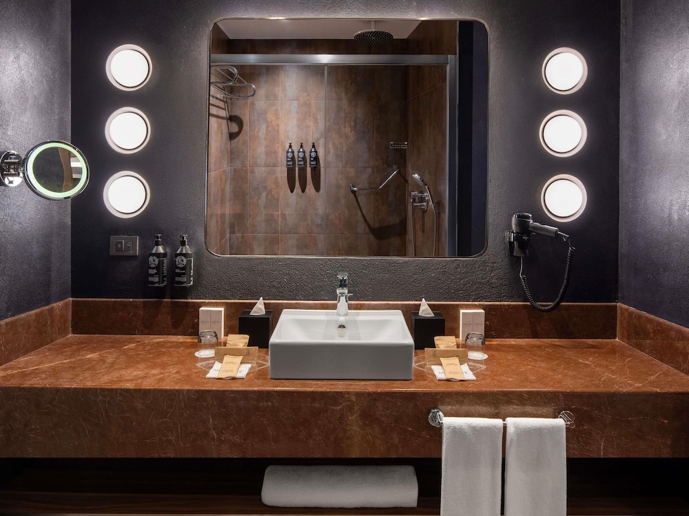 Suite Junior con 1 cama doble del hotel Mercure Istanbul Altunizade. Foto 6