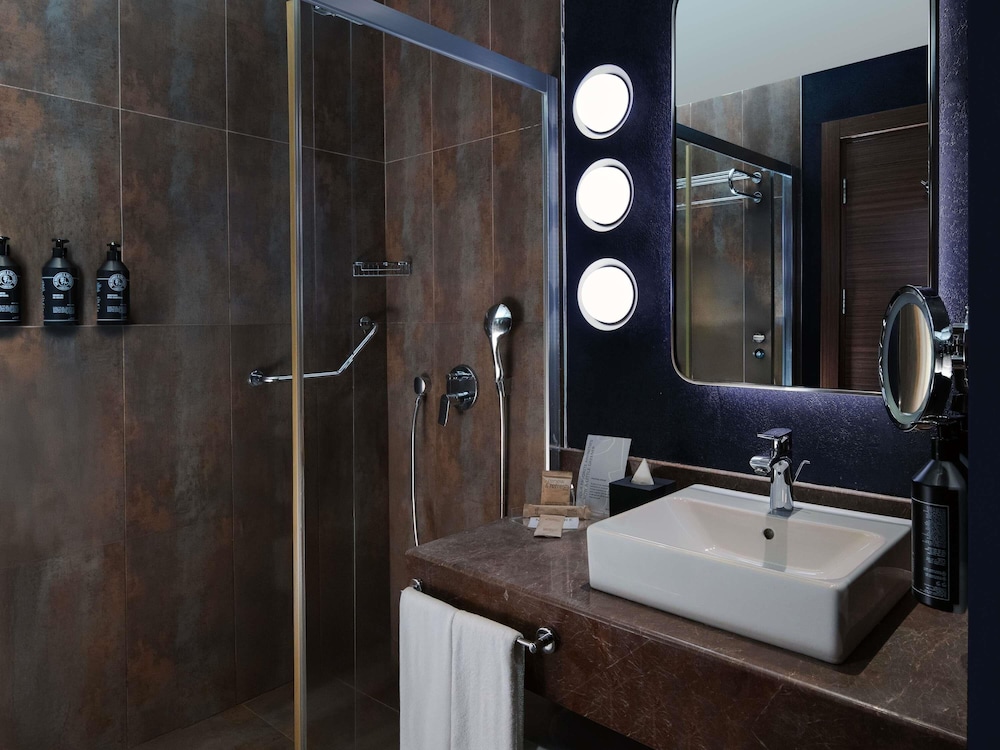 Habitación Standard con una cama doble del hotel Mercure Istanbul Altunizade. Foto 4
