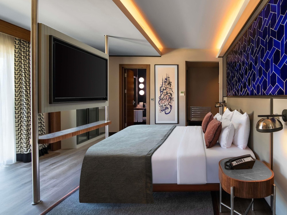 Habitación Superior con 1 cama doble, sofá y cocina americana del hotel Mercure Istanbul Altunizade