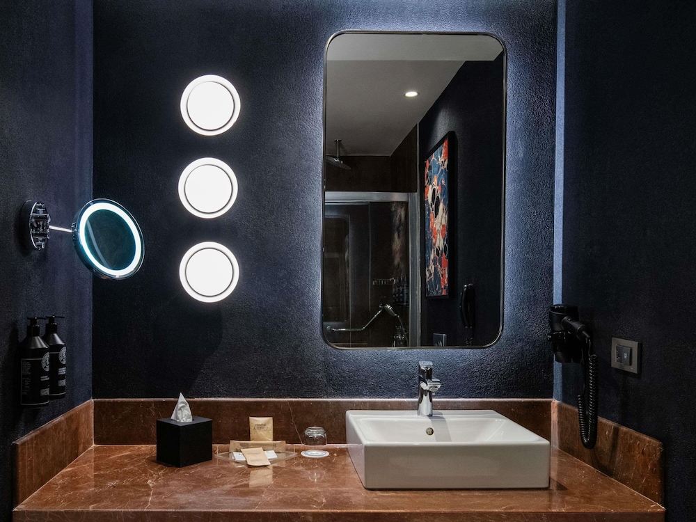 Habitación Superior con 1 cama doble, sofá y cocina americana del hotel Mercure Istanbul Altunizade. Foto 5