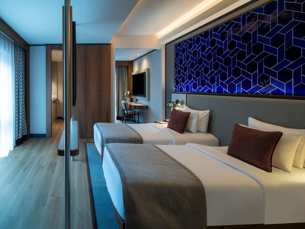 Habitación Superior con 2 camas individuales, sofá y cocina americana del hotel Mercure Istanbul Altunizade. Foto 2