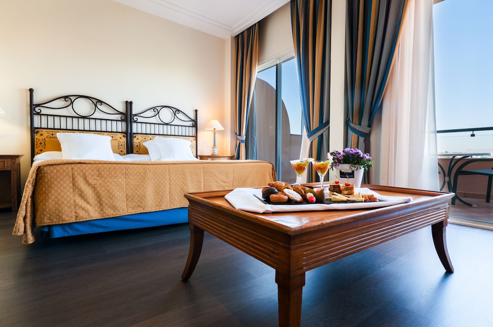 Habitación Deluxe con 1 cama doble o 2 individuales, terraza del hotel Alicante Golf