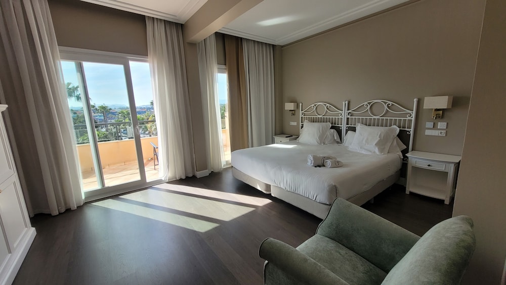 Habitación Deluxe con 1 cama doble o 2 individuales, terraza del hotel Alicante Golf. Foto 2