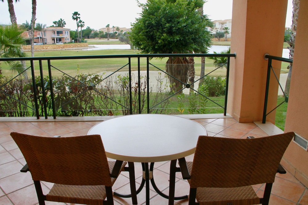 Habitación Deluxe con 1 cama doble o 2 individuales, terraza del hotel Alicante Golf. Foto 3
