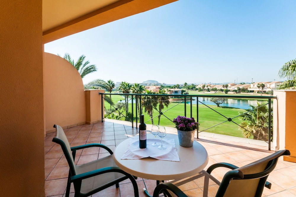 Habitación Deluxe con 1 cama doble o 2 individuales, terraza del hotel Alicante Golf. Foto 4
