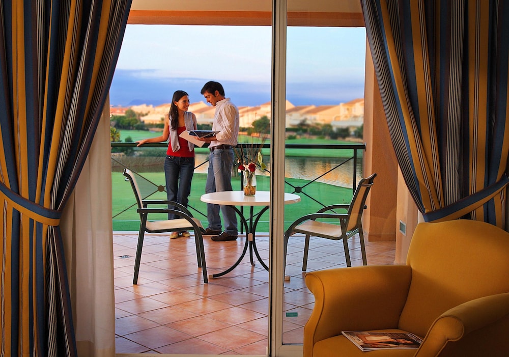 Habitación Deluxe con 1 cama doble o 2 individuales, terraza del hotel Alicante Golf. Foto 5