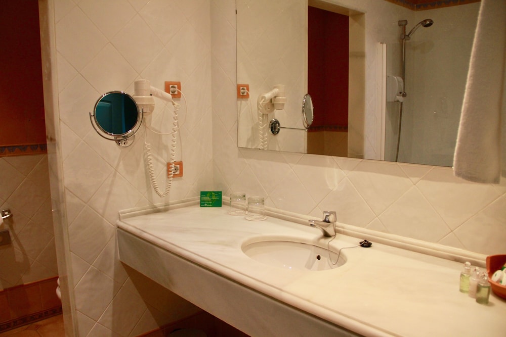Habitación Deluxe con 1 cama doble o 2 individuales, terraza del hotel Alicante Golf. Foto 7